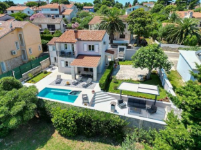 House Breeze - Premantura, 4 bedroom house with pool, jacuzzi, sauna and gaming room